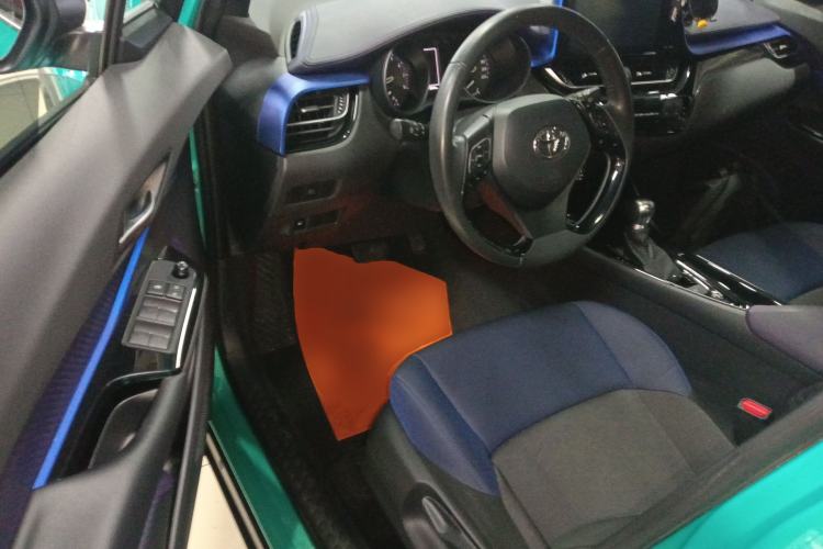 Used Toyota C-HR 2018 2.0L Luxury Sunroof Version China VI Standard Driver Seat