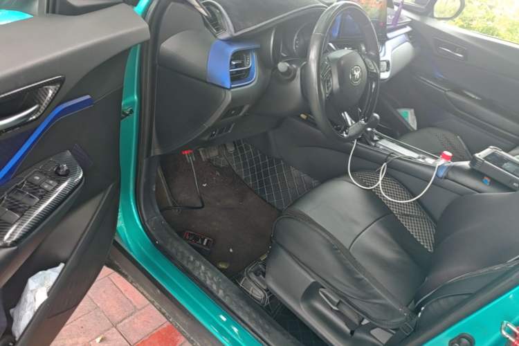 Used Toyota C-HR 2018 2.0L Luxury Sunroof Version China V Emission Standard Driver Seat