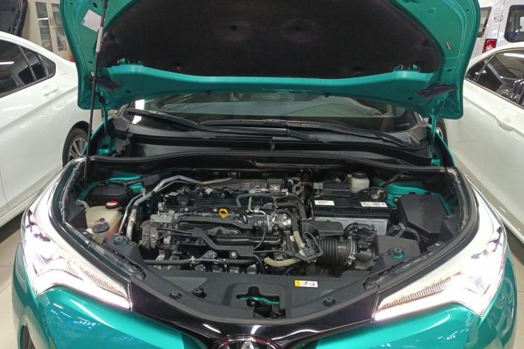 Used Toyota C-HR 2018 2.0L Luxury Sunroof Version China VI Standard Engine Bay