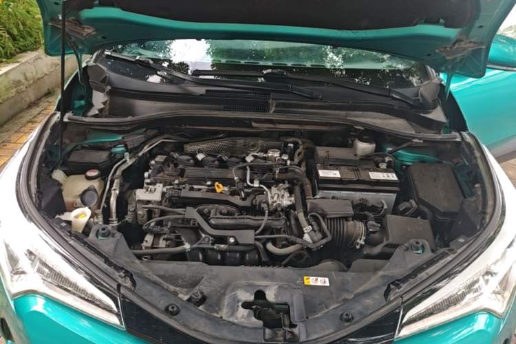 Used Toyota C-HR 2018 2.0L Luxury Sunroof Version China V Emission Standard Engine Bay