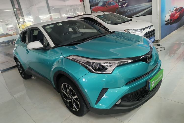 Used Toyota C-HR 2018 2.0L Leading Edition China V-standard Front Right 45 Deg