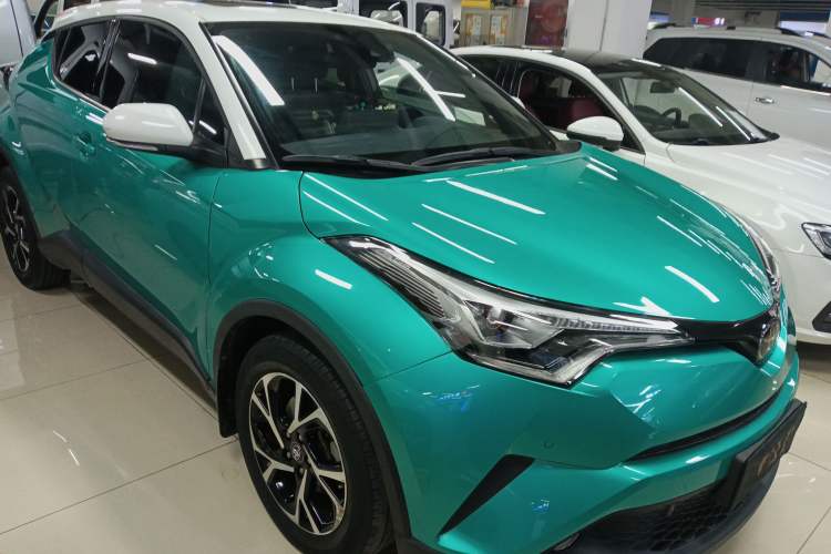Used Toyota C-HR 2018 2.0L Luxury Sunroof Version China VI Standard Front Right 45 Deg