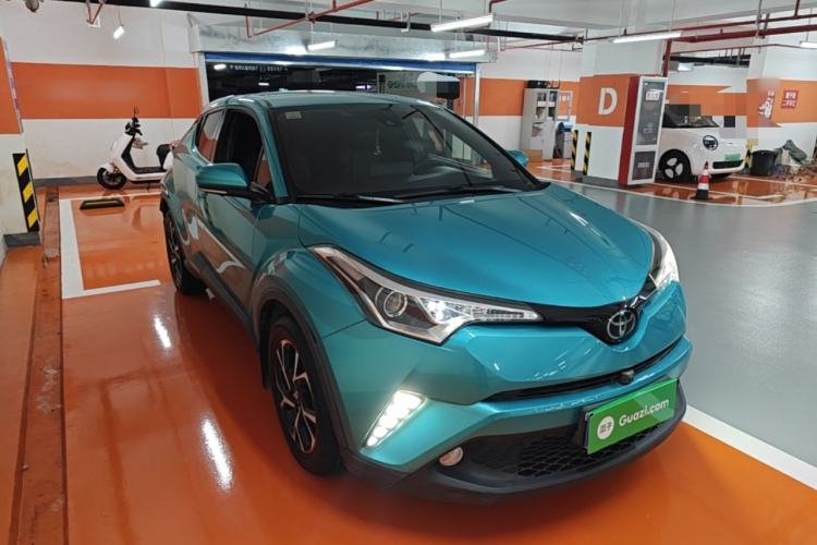 Used Toyota C-HR 2018 2.0L Leading Edition China V-standard Front Right 45 Deg