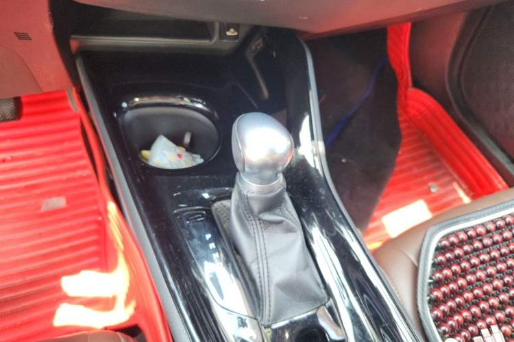 Used Toyota C-HR 2018 2.0L Leading with Sunroof China V Standard Gear Lever
