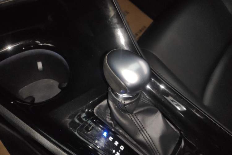 Used Toyota C-HR 2018 2.0L Luxury Edition China VI Standard Gear Lever