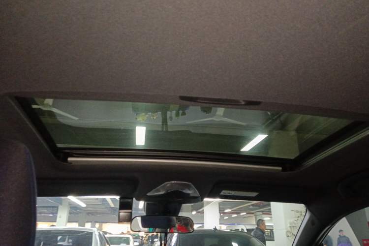 Used Toyota C-HR 2018 2.0L Luxury Sunroof Version China VI Standard Headliner