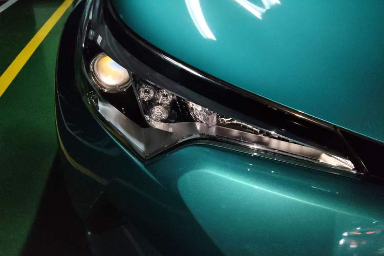 Used Toyota C-HR 2018 2.0L Leading Edition China V-standard Right Front Headlight