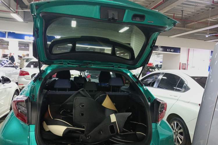 Used Toyota C-HR 2018 2.0L Luxury Sunroof Version China VI Standard Trunk