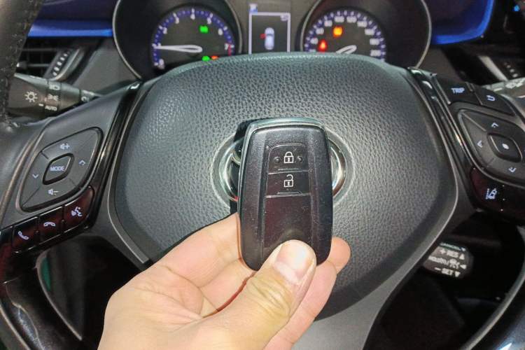 Used Toyota C-HR 2018 2.0L Luxury Sunroof Version China VI Standard Vehicle Key
