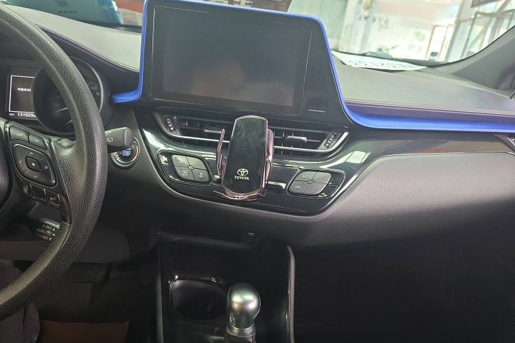 Used Toyota C-HR 2018 2.0L Leading with Sunroof China VI Standard Audio And AC Panel