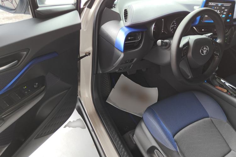 Used Toyota C-HR 2018 2.0L Leading with Sunroof China VI Standard Driver Seat