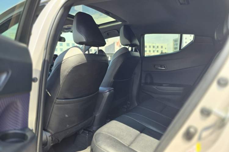 Used Toyota C-HR 2018 2.0L Leading with Sunroof China VI Standard Interior 2