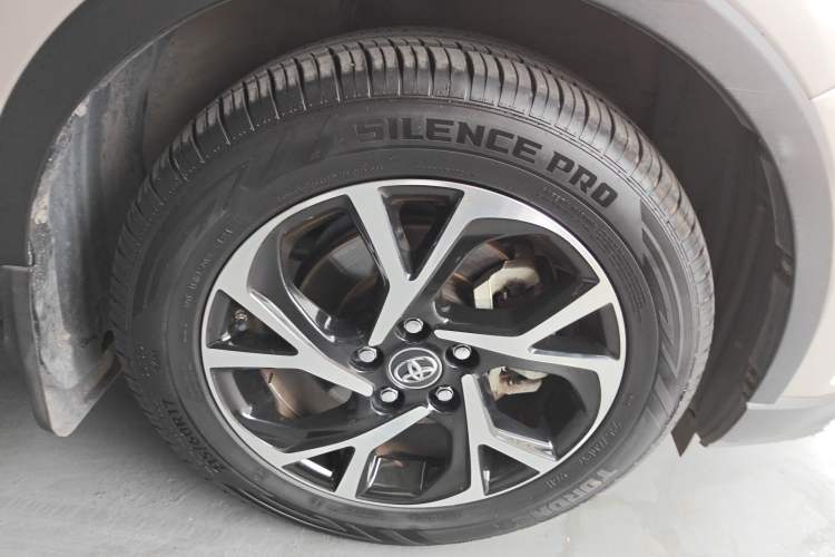 Used Toyota C-HR 2018 2.0L Leading with Sunroof China VI Standard Right Front Wheel Hub