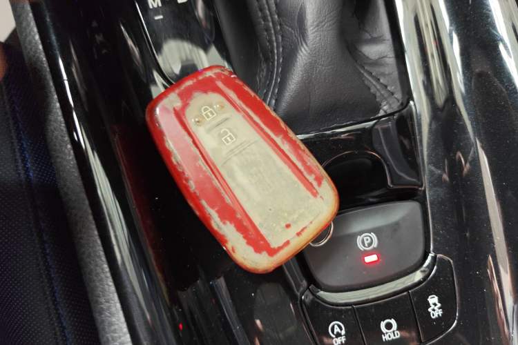 Used Toyota C-HR 2018 2.0L Leading with Sunroof China VI Standard Vehicle Key