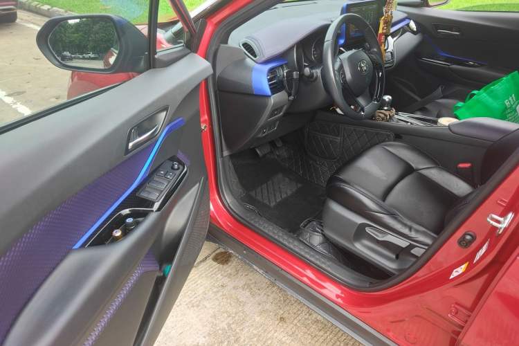 Used Toyota C-HR 2018 2.0L Luxury Sunroof Version China VI Standard Driver Seat