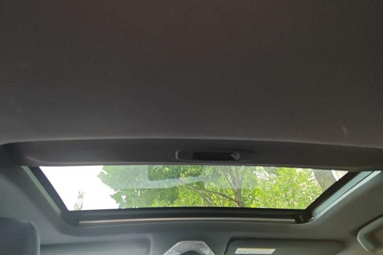 Used Toyota C-HR 2018 2.0L Luxury Sunroof Version China VI Standard Headliner