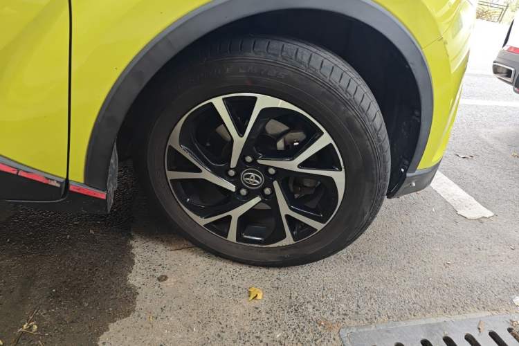 Used Toyota C-HR 2018 2.0L Luxury Sunroof Version China VI Standard Right Front Wheel Hub
