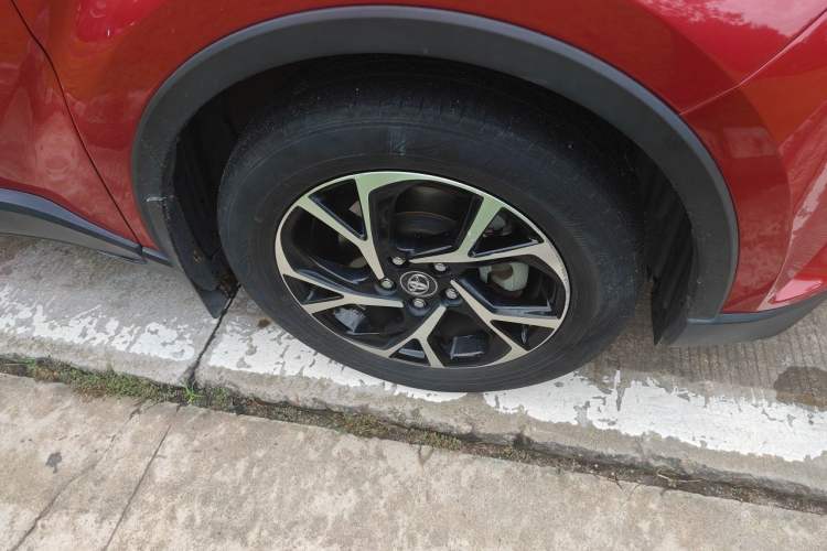 Used Toyota C-HR 2018 2.0L Luxury Sunroof Version China VI Standard Right Front Wheel Hub