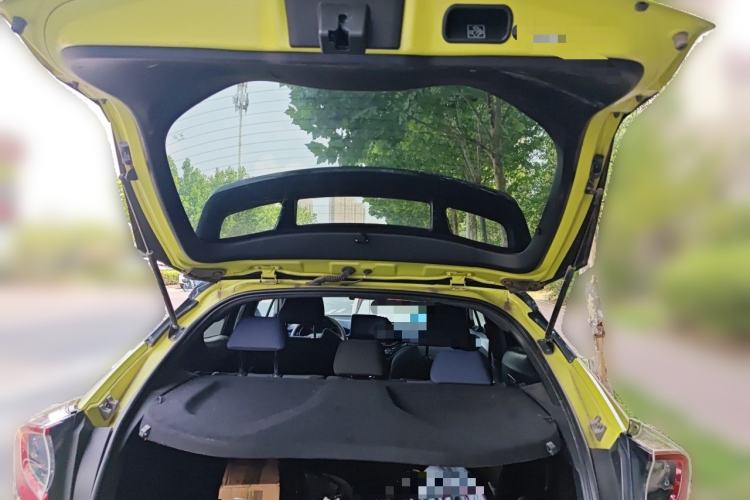 Used Toyota C-HR 2018 2.0L Luxury Sunroof Version China VI Standard Trunk
