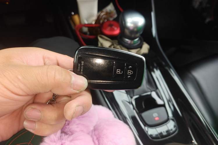 Used Toyota C-HR 2018 2.0L Luxury Sunroof Version China VI Standard Vehicle Key