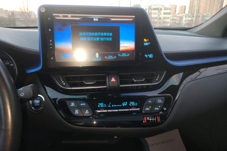 Used Toyota C-HR 2018 2.0L Luxury Sunroof Version China V Emission Standard Audio And AC Panel