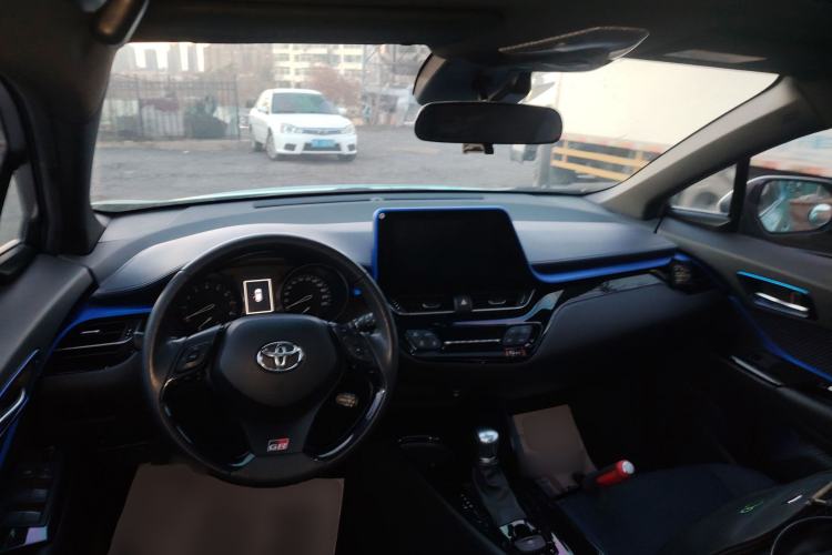 Used Toyota C-HR 2018 2.0L Luxury Sunroof Version China V Emission Standard Center Console