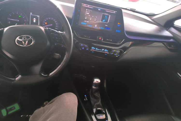 Used Toyota C-HR 2018 2.0L Luxury Sunroof Version China VI Standard Center Console