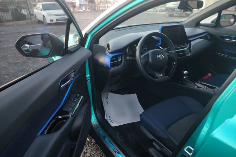 Used Toyota C-HR 2018 2.0L Luxury Sunroof Version China V Emission Standard Driver Seat