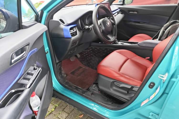Used Toyota C-HR 2018 2.0L Leading with Sunroof China VI Standard Driver Seat