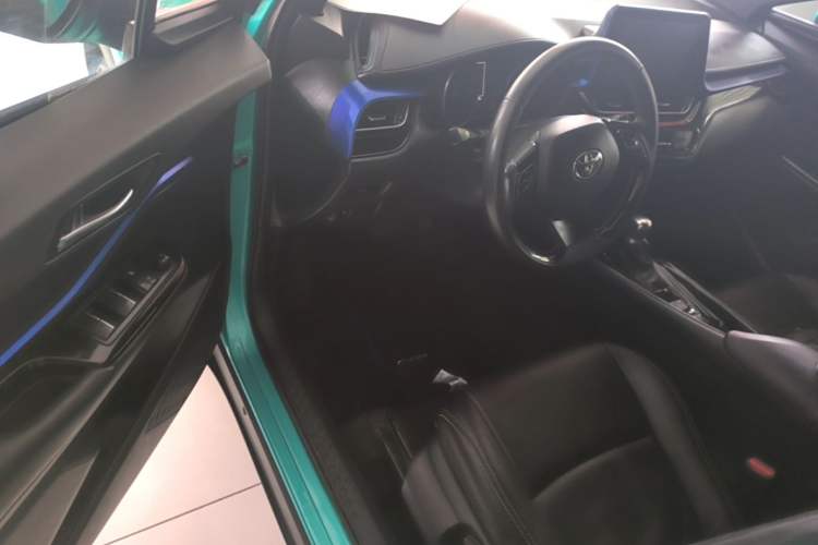 Used Toyota C-HR 2018 2.0L Luxury Sunroof Version China VI Standard Driver Seat