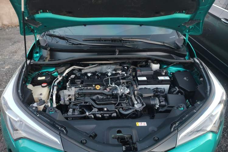 Used Toyota C-HR 2018 2.0L Luxury Sunroof Version China V Emission Standard Engine Bay