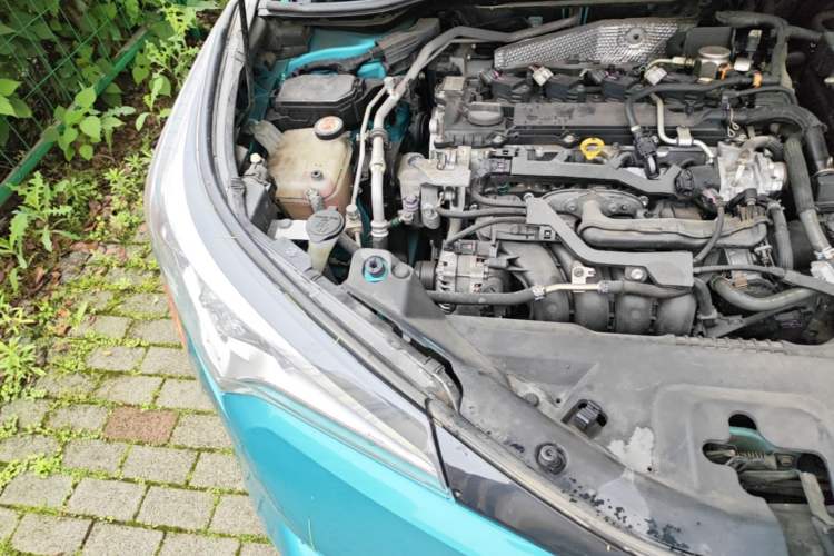 Used Toyota C-HR 2018 2.0L Leading with Sunroof China VI Standard Engine Bay Right