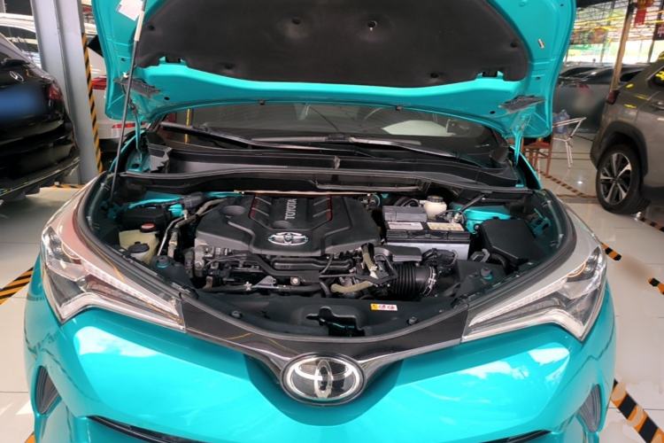Used Toyota C-HR 2018 2.0L Luxury Sunroof Version China VI Standard Engine Bay