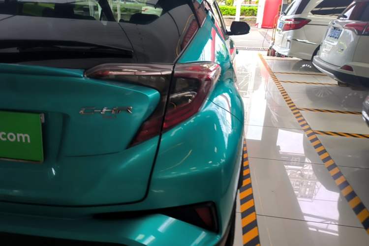Used Toyota C-HR 2018 2.0L Luxury Sunroof Version China VI Standard Exterior 3