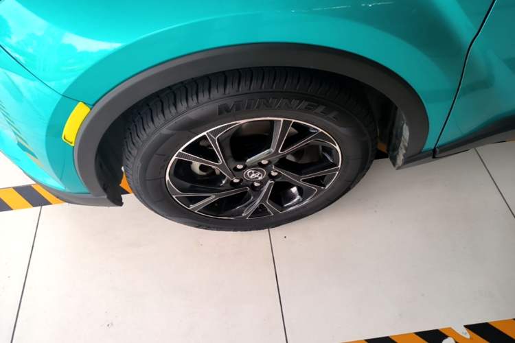 Used Toyota C-HR 2018 2.0L Luxury Sunroof Version China VI Standard Exterior 4