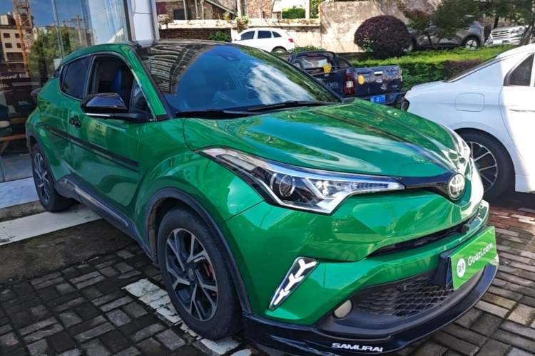 Used Toyota C-HR 2018 2.0L Leading Edition China V-standard Front Right 45 Deg