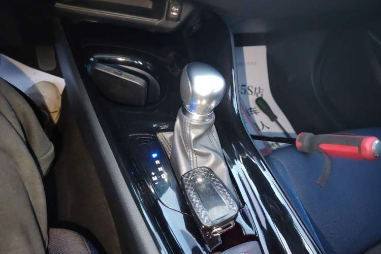 Used Toyota C-HR 2018 2.0L Luxury Sunroof Version China V Emission Standard Gear Lever
