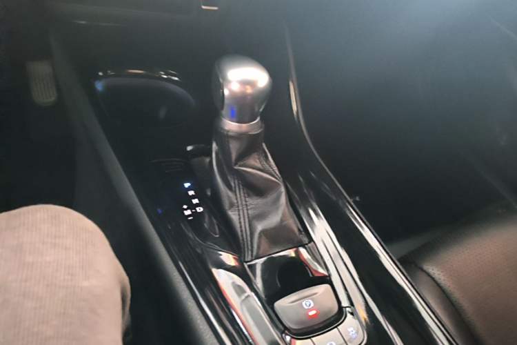 Used Toyota C-HR 2018 2.0L Luxury Sunroof Version China VI Standard Gear Lever