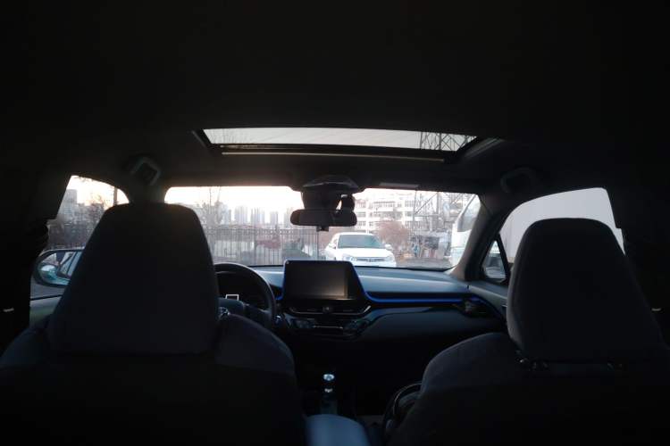 Used Toyota C-HR 2018 2.0L Luxury Sunroof Version China V Emission Standard Headliner