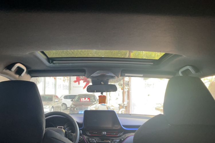Used Toyota C-HR 2018 2.0L Luxury Sunroof Version China V Emission Standard Headliner