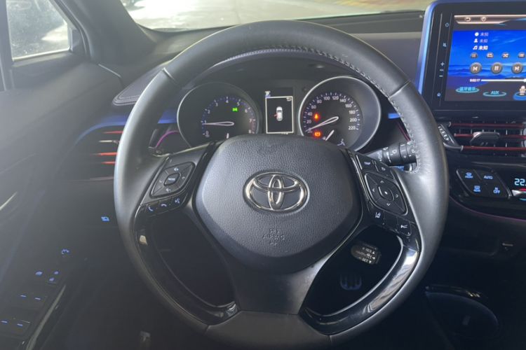 Used Toyota C-HR 2018 2.0L Luxury Sunroof Version China V Emission Standard Interior 1