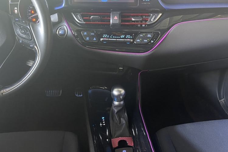 Used Toyota C-HR 2018 2.0L Luxury Sunroof Version China V Emission Standard Interior 2