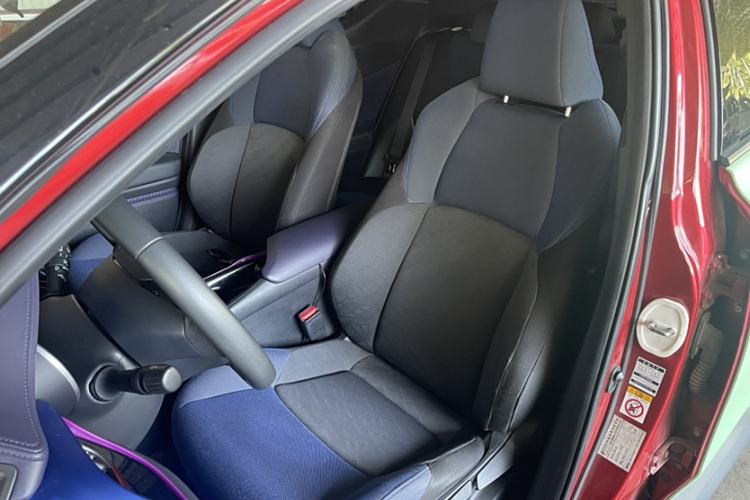 Used Toyota C-HR 2018 2.0L Luxury Sunroof Version China V Emission Standard Interior 3