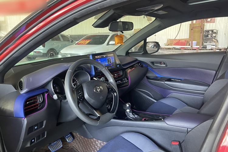 Used Toyota C-HR 2018 2.0L Luxury Sunroof Version China V Emission Standard Interior 4