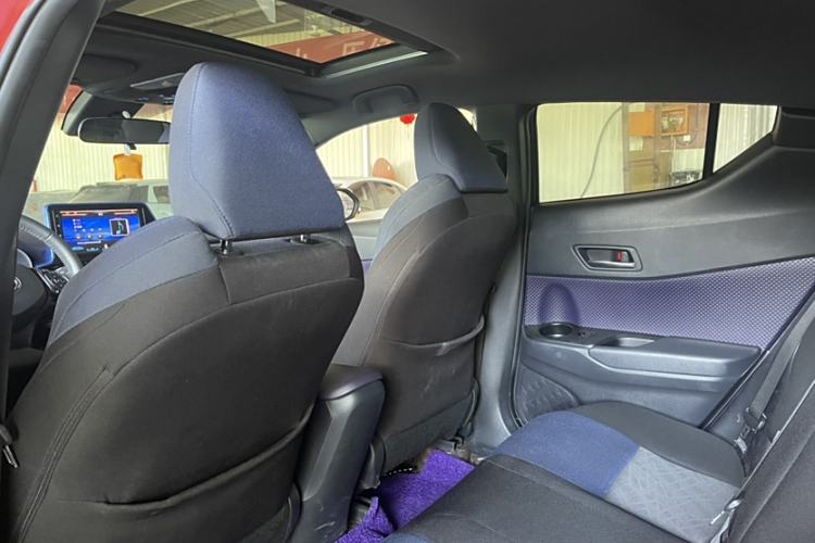 Used Toyota C-HR 2018 2.0L Luxury Sunroof Version China V Emission Standard Interior 5