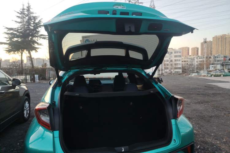 Used Toyota C-HR 2018 2.0L Luxury Sunroof Version China V Emission Standard Trunk