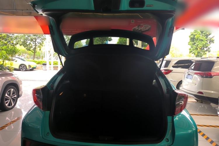 Used Toyota C-HR 2018 2.0L Luxury Sunroof Version China VI Standard Trunk