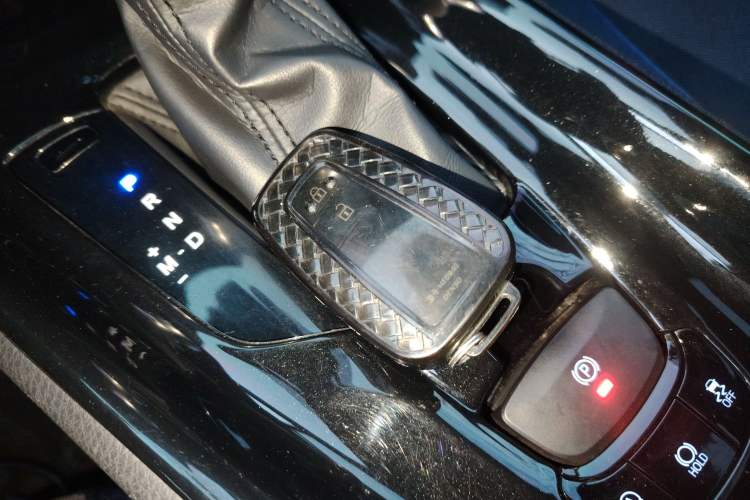 Used Toyota C-HR 2018 2.0L Luxury Sunroof Version China V Emission Standard Vehicle Key