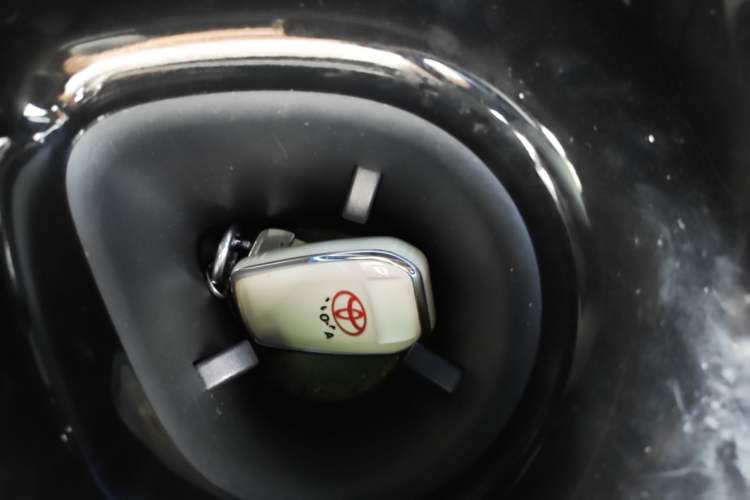 Used Toyota C-HR 2018 2.0L Leading with Sunroof China VI Standard Vehicle Key