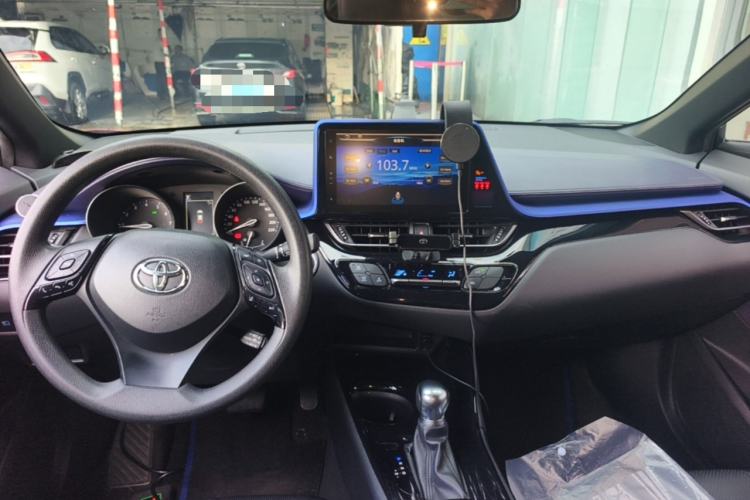 Used Toyota C-HR 2018 2.0L Leading with Sunroof China VI Standard Center Console